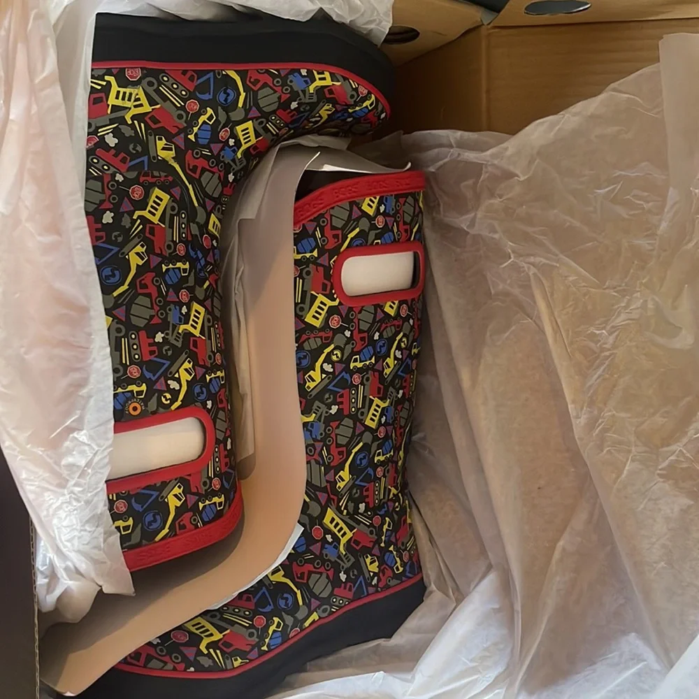 Bogs 100% waterproof multi Trucks print Rain Boots boys size 3